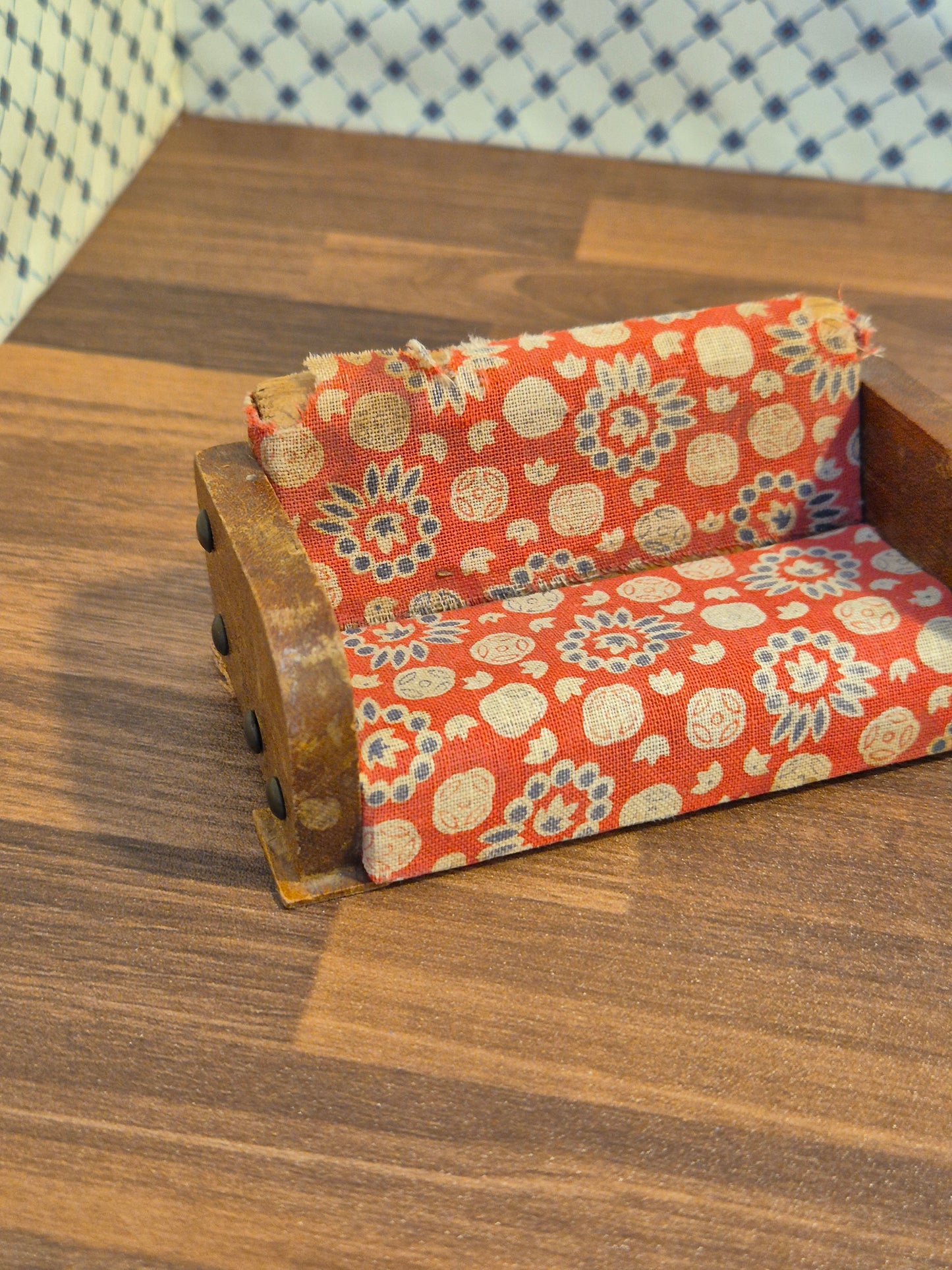 Vintage sofa, slidt