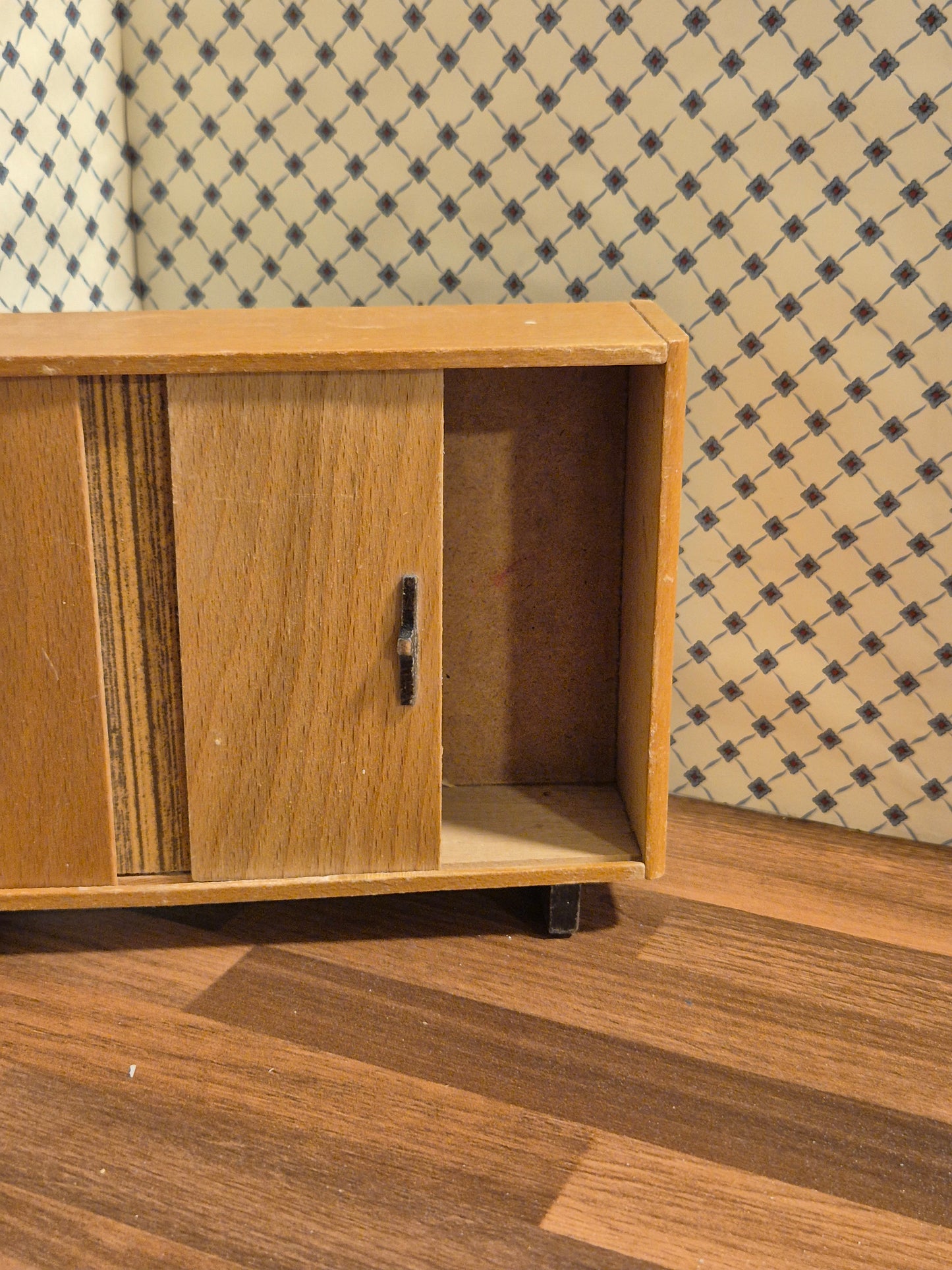 Vintage 1:16 klædeskab