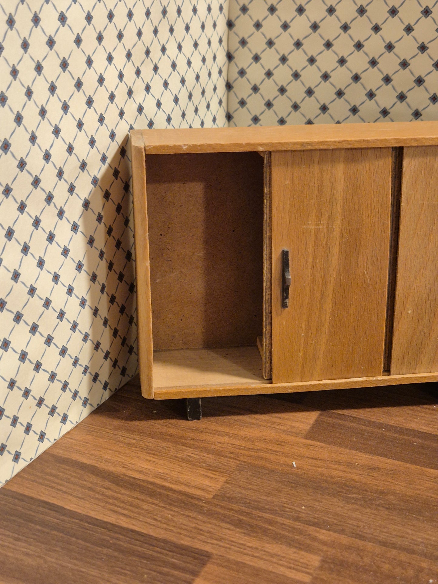 Vintage 1:16 klædeskab