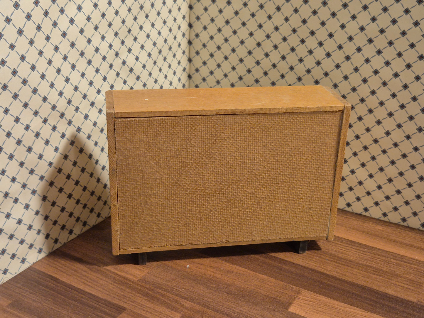 Vintage 1:16 klædeskab