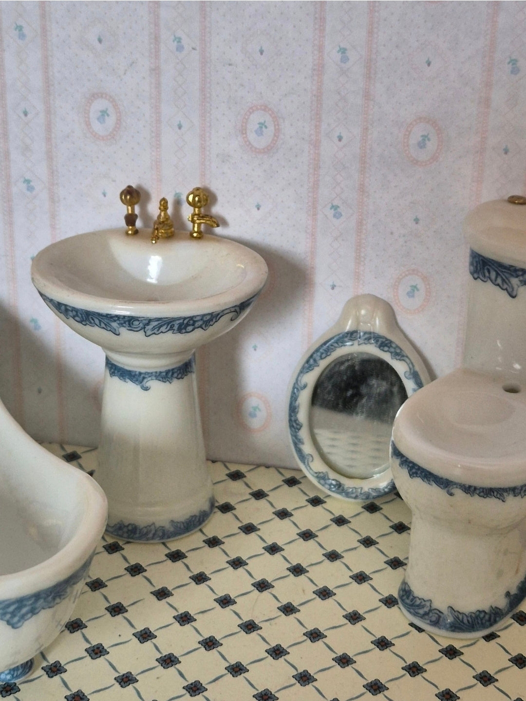 1:12 porcelæn badeværelse,  mangler