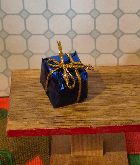 Dunkelblaues Weihnachtsgeschenk
