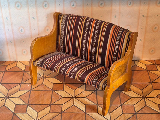 1:10 sofa